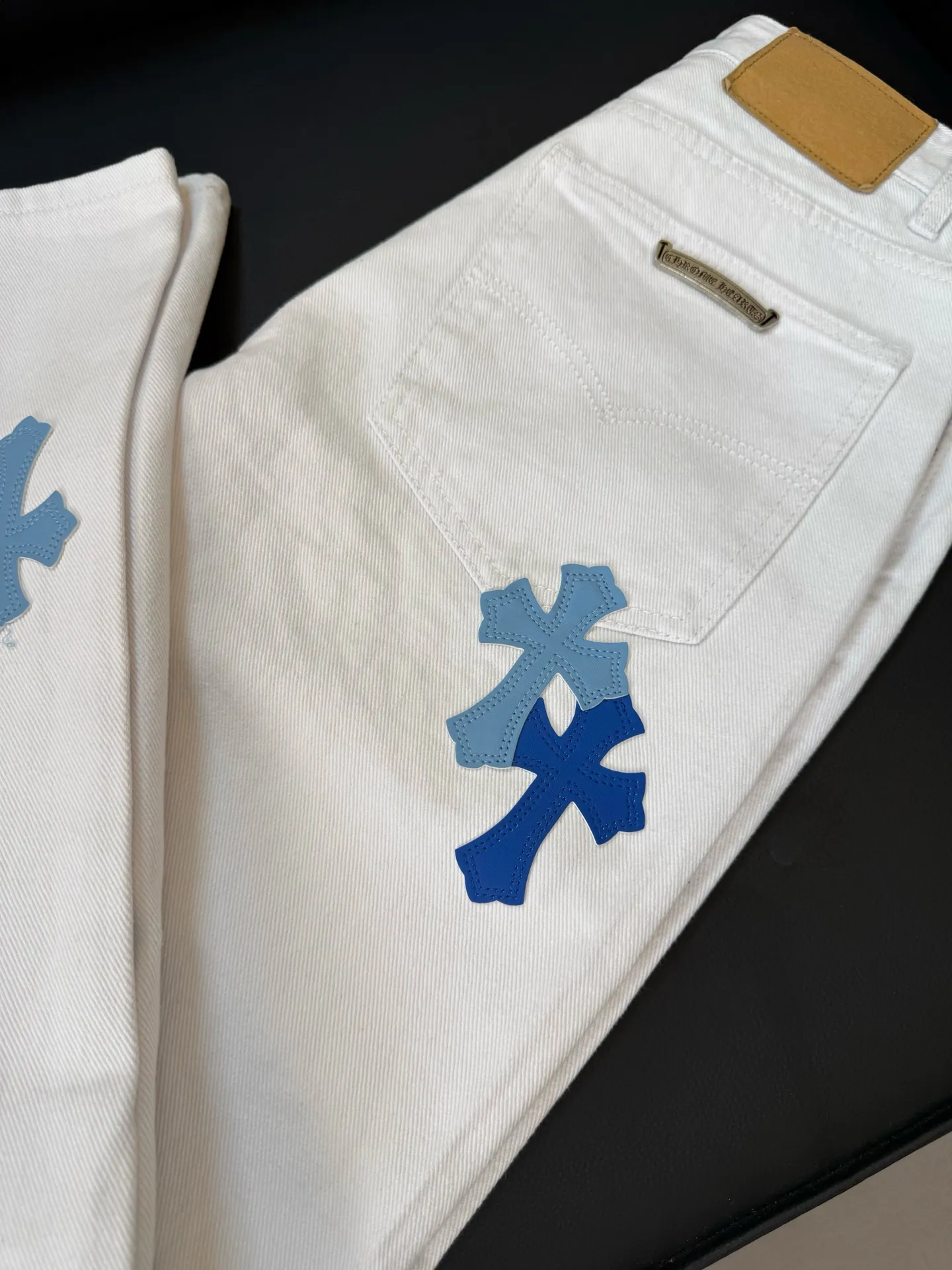 P230 Style number: D306 Chrome Hearts white and blue leather jeans Size: 28-34 corresponding to S-XL Color: White Size: S-XL (corresponding to 28 30 32 34) 28 30 32 34 Size S M L XL Length 101 102 103 104 Hips 110 114 118 122 Waist circumference 86 90 94 98 (There is an error of 1~3cm due to manual measurement)